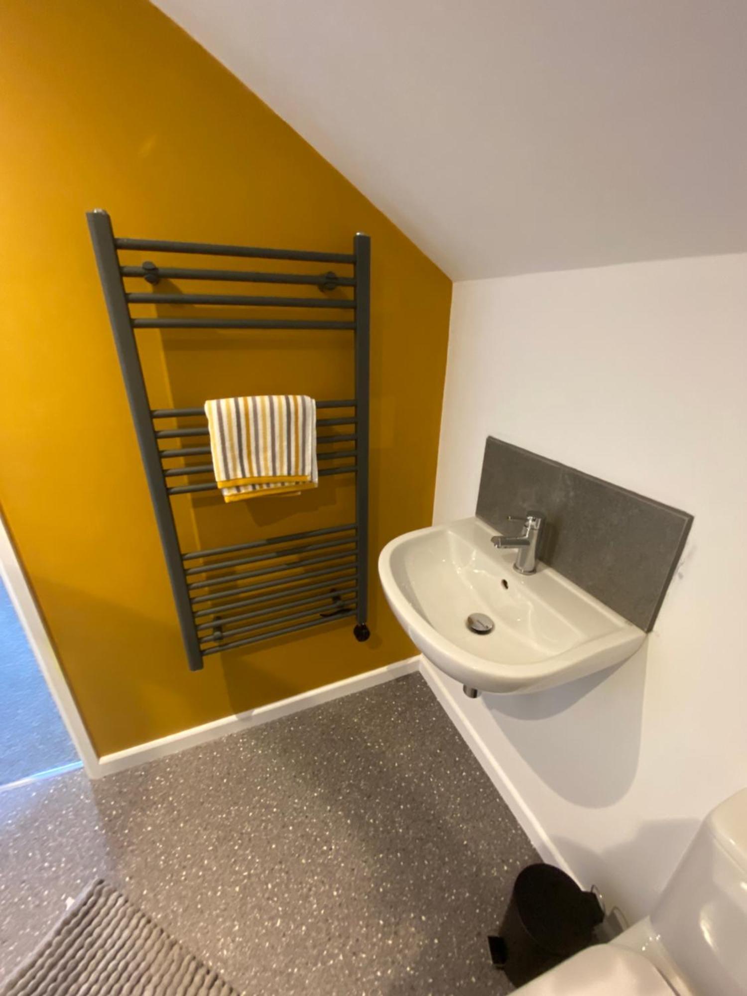 Modern Studio Apartment Set Beneath The Black Mountains A Stones Throw From The Offas Dyke Path Clodock 외부 사진
